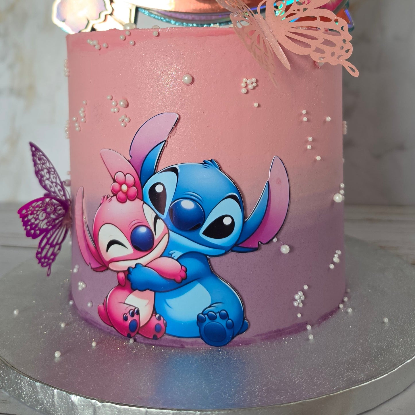Topper cake 3D personnalisé Stitch et Angel pour gâteau d'anniversaire, décoration de gâteau sur mesure avec prénom, âge et thème personnalisé. Topper en impression 3D réalisé par Sweets Factory à Saint-Alban, près de Toulouse (31), pour anniversaires, baptêmes, mariages, baby showers et autres événements. Retrait sur commande.