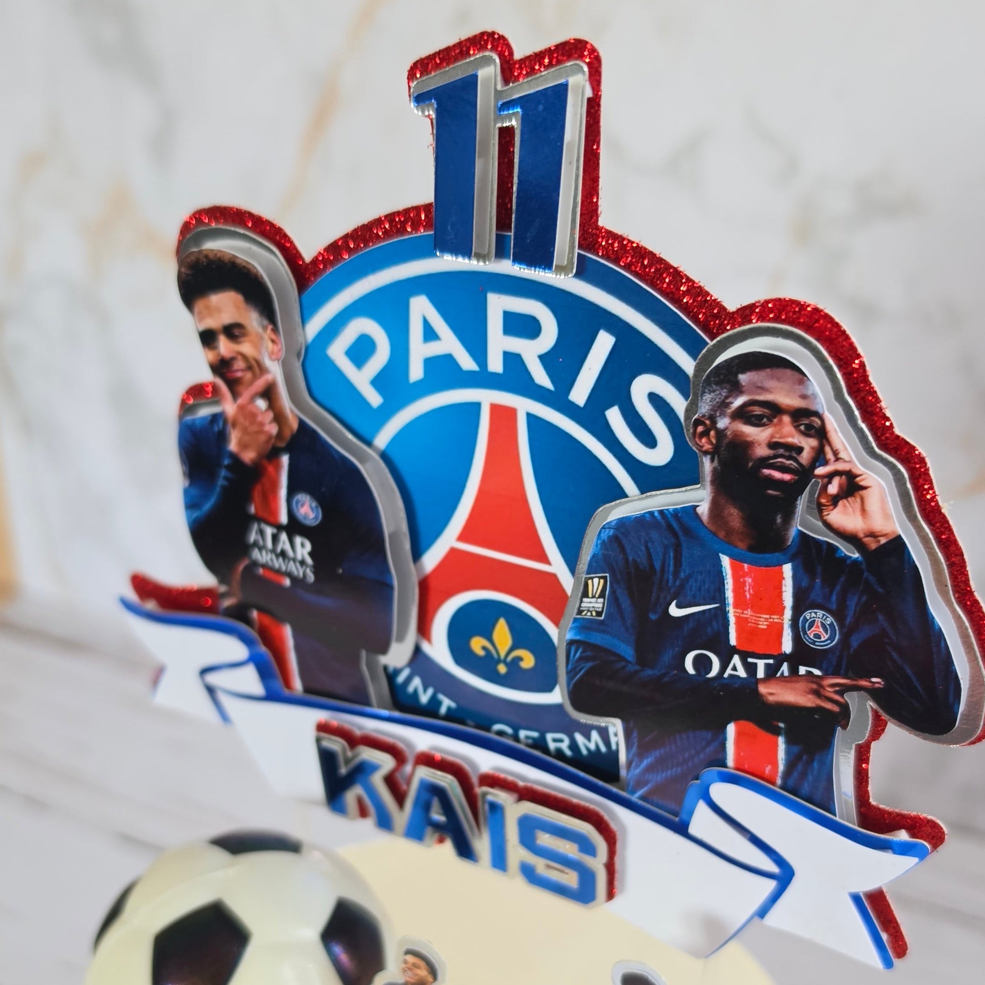 Topper cake 3D personnalisé PSG Dembélź Doué pour gâteau d'anniversaire, décoration de gâteau sur mesure avec prénom, âge et thème personnalisé. Topper en impression 3D réalisé par Sweets Factory à Saint-Alban, près de Toulouse (31), pour anniversaires, baptêmes, mariages, baby showers et autres événements. Retrait sur commande.