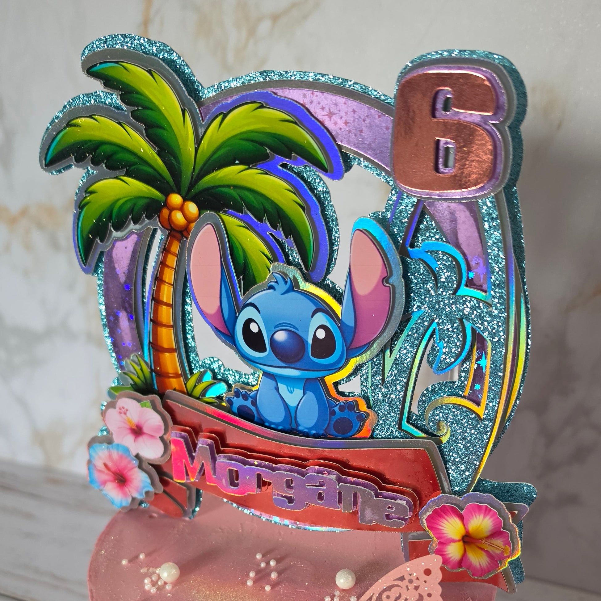 Topper cake 3D personnalisé Stitch et Angel pour gâteau d'anniversaire, décoration de gâteau sur mesure avec prénom, âge et thème personnalisé. Topper en impression 3D réalisé par Sweets Factory à Saint-Alban, près de Toulouse (31), pour anniversaires, baptêmes, mariages, baby showers et autres événements. Retrait sur commande.