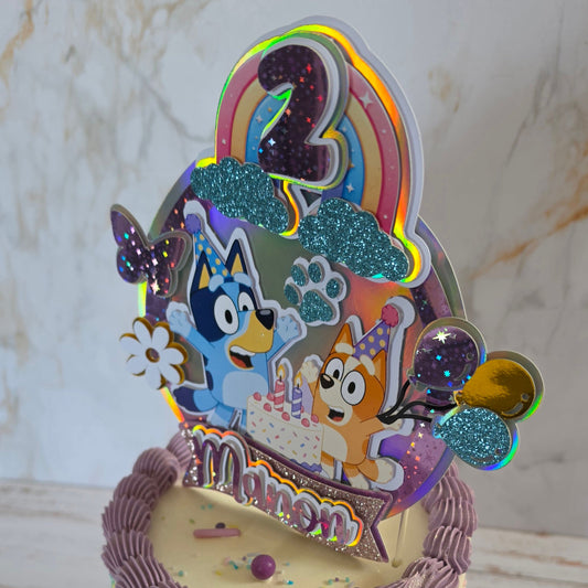 Topper cake 3D personnalisé Bluey pour gâteau d'anniversaire, décoration de gâteau sur mesure avec prénom, âge et thème personnalisé. Topper en impression 3D réalisé par Sweets Factory à Saint-Alban, près de Toulouse (31), pour anniversaires, baptêmes, mariages, baby showers et autres événements. Retrait sur commande.
